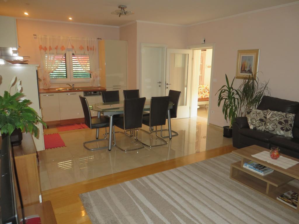 Apartment Simaris - Spacious With Terrace And Sea View Šibenik Esterno foto